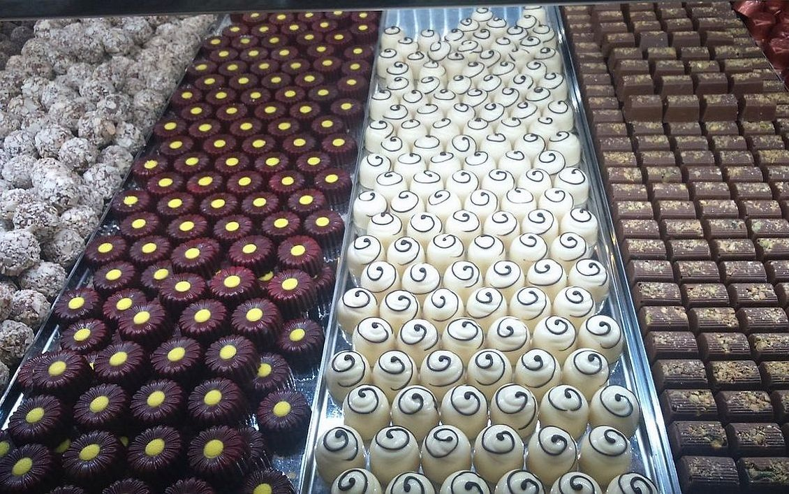 Una selección de golosinas artesanales con presentación rustica